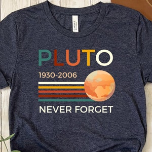 Glöm aldrig Pluto-t-shirt | Unisex kortärmad t-shirt | Rolig vetenskaplig rymdtröja | Gåva för planetälskare | Astronomientusiaster-t-shirt