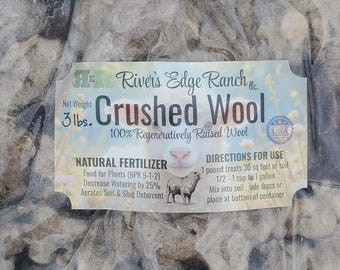 Fertilizante y mantillo de lana cruda triturada de ovejas criadas en pastoreo regenerativo.