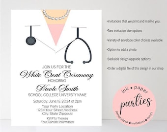 Könnte beinhalten: Einladungsdesign für die White Coat Ceremony mit einem Stethoskop und medizinischem Thema. Die Einladung enthält Veranstaltungsdetails, den Namen des Geehrten, Datum, Uhrzeit und Ort. Das Design hat ein rosa und weißes Farbschema und ein rundes Logo.