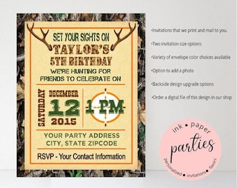 Könnte beinhalten: Eine personalisierte Geburtstagseinladung mit einem Camouflage-Hintergrund und einer beigefarbenen Mittelplatte. Die Einladung enthält den Text "Set Your Sights On Taylor's 5th Birthday" sowie Datum, Uhrzeit und RSVP-Informationen.