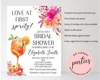 Puede incluir: Invitación a una despedida de soltera con una ilustración de cóctel y detalles florales. La invitación dice "Love at First Spritz!" e incluye los detalles del evento para Elizabeth Smith.