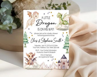 Könnte beinhalten: Eine rechteckige Einladungskarte für eine Babyparty mit Aquarellillustrationen von drei Drachen, zwei Tannen, einer Burg und Bergen. Der Text lautet A LITTLE DRAGON IS ON HIS WAY, Chris & Stephanie Smith sowie weitere Veranstaltungsdetails.