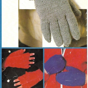 Könnte beinhalten: Drei Paar gestrickte Handschuhe und Fäustlinge in verschiedenen Farben. Das erste Paar ist grau, das zweite Paar ist rot und das dritte Paar ist blau. Das Bild enthält den Text "Family Gloves and Mitts".