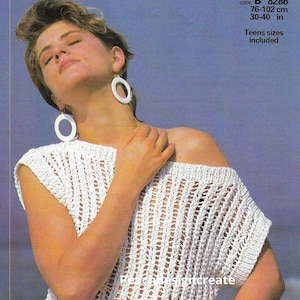 Puede incluir: Top blanco de crochet con un diseño suelto y tejido abierto. El top tiene mangas cortas y un escote ligeramente caído. La modelo lleva el top con un pantalón de estampado floral. El texto de la imagen dice "PRICE CODE B 8286 76-102 cm 30-40 in Teens sizes included".