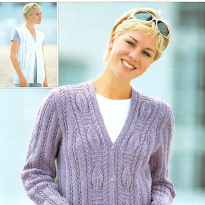 Könnte beinhalten: Ein lavendelfarbener Strickcardigan mit Zopfmuster und Taschen. Der Cardigan hat einen V-Ausschnitt und wird vorne mit Knöpfen geschlossen.