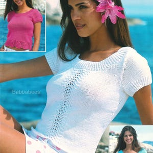 Peut inclure: Trois femmes portant des hauts crochetés de différentes couleurs avec des manches courtes. Les hauts ont un ourlet festonné. Les femmes portent les hauts dans un décor de plage.