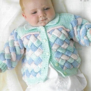 Könnte beinhalten: Eine gestrickte Babyjacke in Pastellblau, Rosa und Grün mit einem geflochtenen Muster. Die Jacke hat einen Knopfverschluss und ist für ein Baby von 41-56 cm geeignet.