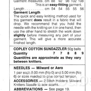 Op de afbeelding: Breipatroon instructies voor een kledingstuk genaamd Copley Cotton Sundazzler. Het patroon bevat informatie over garen, naalden, spanning en kledingmaten in centimeters.