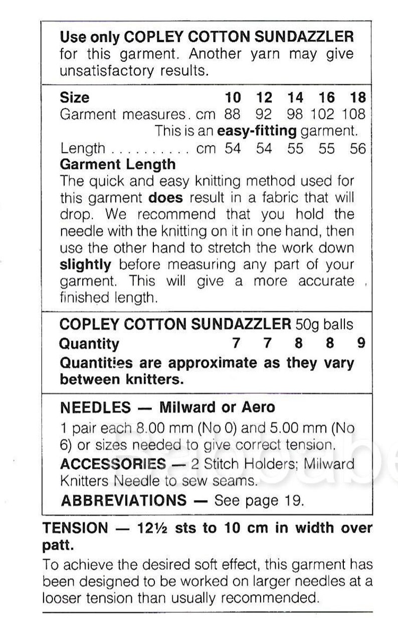 Op de afbeelding: Breipatroon instructies voor een kledingstuk genaamd Copley Cotton Sundazzler. Het patroon bevat informatie over garen, naalden, spanning en kledingmaten in centimeters.
