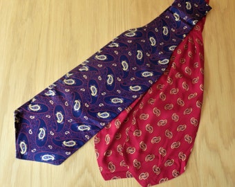 cravats tootal Paisley millésimés. 1 x Rouge. 1 x Bleu. Le meilleur du style des années 50 et 60.