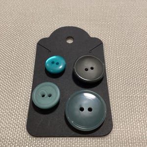 4つのクールトーンの縫い合わせボタンセット