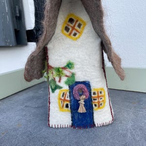 Een sprookje van wol voor elke kamer, Vilten huisje, natviltechniek. Boerenhuisje met hooidak en kleine raampjes. Dorpshuisje.  Oud huisje