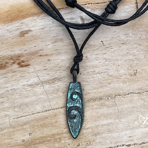 Surfplankhanger - surferketting - minimalistische choker - patina sieraden - tribale ketting - surfstijl ketting - inheemse sieraden - boho cadeau