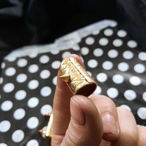 Kristallstruktur Flätmanschett: Vikingahårsmycken i mässing