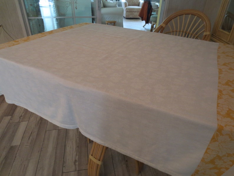 Vintage Damask Style Tablecloth with Gold End Borders