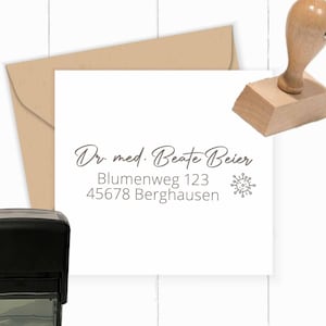 May include: A white card with a brown envelope behind it. The card has the text "Dr. med. Beate Beier" in cursive script, followed by "Blumenweg 123 45678 Berghausen" and a small stylized image of a virus.