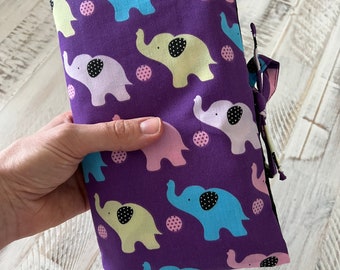 Puede incluir: Bolsa de cremallera morada con un patrón repetido de elefantes coloridos y lunares.