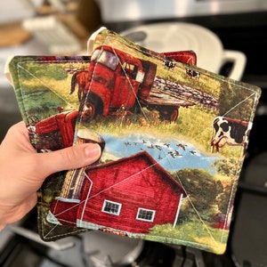 Pot Holder with Countryside Charm - Farmland Print Kitchen Accessory