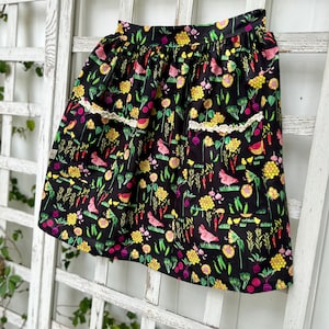 Farmhouse Kitchen Apron, County Garden Print Half Apron with Pockets, Kitchen Accessory