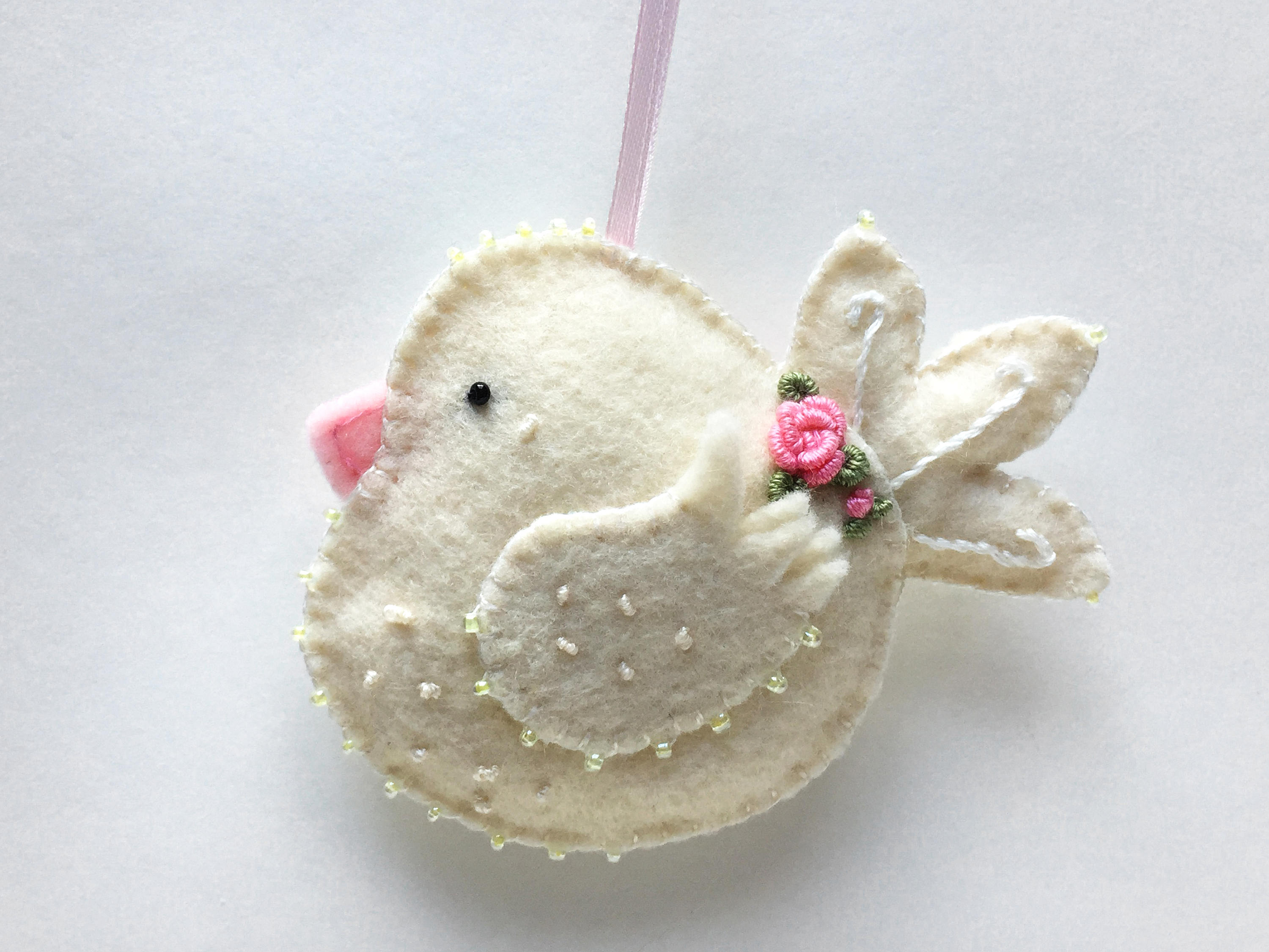 Paire d'ornement d'oiseau de Colombe Printemps en Blanc, Fleurs et Perles Brodées, Ornement Feutre F