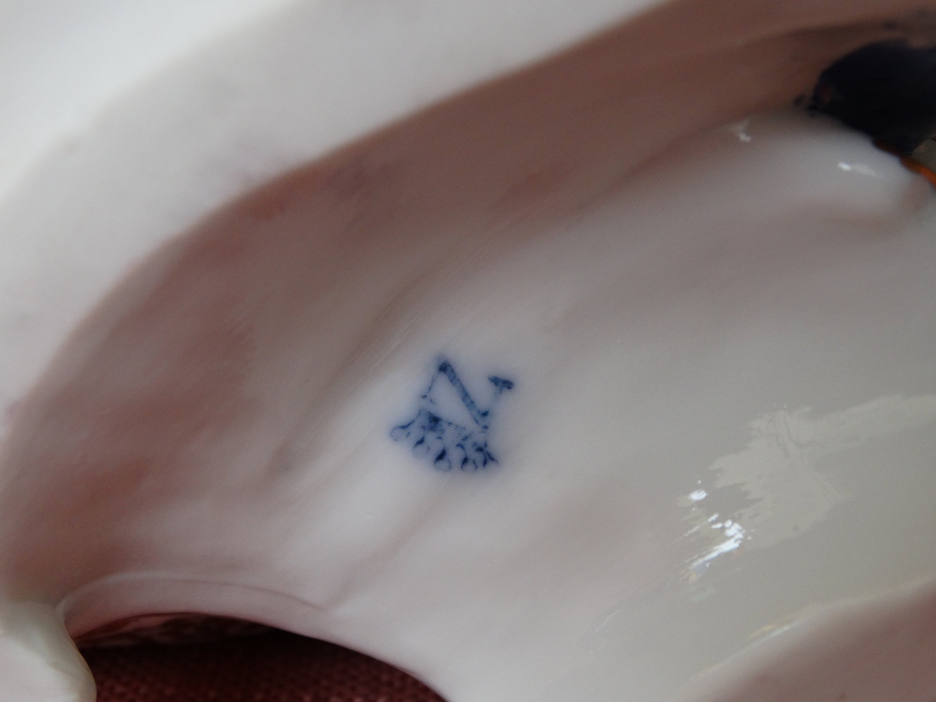 Plat piédouche antique patiné - Rare porcelaine de Dresde