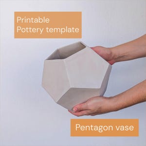 Geometrische vaasvorm van aardewerk, sjabloon voor het handmatig vormen van een vijhoekige vaas, handleiding voor het maken van een vaasje van klei.