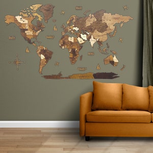Puede incluir: Un mapa del mundo de madera con un fondo marr&oacute;n claro. El mapa est&aacute; hecho de piezas individuales de madera que se ensamblan para formar los continentes. El mapa est&aacute; montado en una pared y hay un sof&aacute; marr&oacute;n en primer plano.