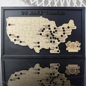 Pu&ograve; includere: Una mappa in legno degli Stati Uniti con cerchi neri che segnano le posizioni di diversi circuiti di corse. La mappa &egrave; montata su una cornice nera con le parole "US RACE TRACKS" in alto. La parte inferiore della cornice ha una bandiera da corsa in legno con la parola "Racing" su di essa.