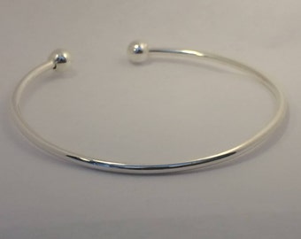 Beaux bracelets en argent dans différents modèles