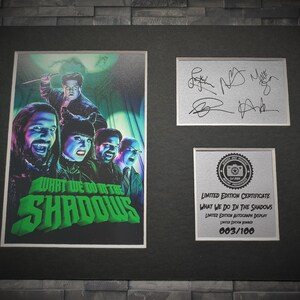 Pu&ograve; includere: Un poster incorniciato per la serie TV "What We Do in the Shadows" con i personaggi principali. Il poster &egrave; firmato dal cast e include un certificato di edizione limitata numerato 003/100.