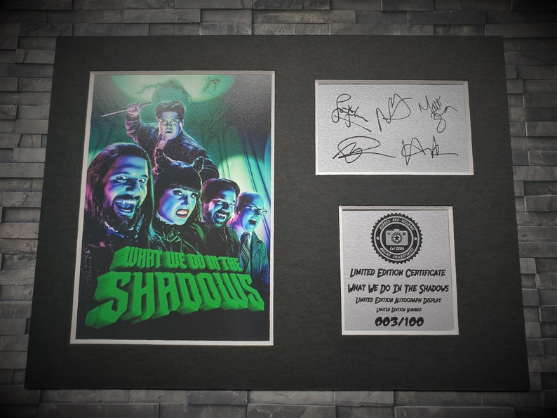 Pu&ograve; includere: Un poster incorniciato per la serie TV "What We Do in the Shadows" con i personaggi principali. Il poster &egrave; firmato dal cast e include un certificato di edizione limitata numerato 003/100.