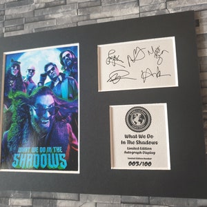 Pu&ograve; includere: Un display incorniciato, in edizione limitata e autografato, del cast dello show televisivo "What We Do in the Shadows". Il display presenta una foto a colori del cast, le loro firme e una targa numerata che recita "What We Do in the Shadows Limited Edition Autograph Display 003/100".