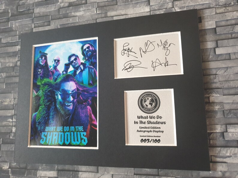 Pu&ograve; includere: Un display incorniciato, in edizione limitata e autografato, del cast dello show televisivo "What We Do in the Shadows". Il display presenta una foto a colori del cast, le loro firme e una targa numerata che recita "What We Do in the Shadows Limited Edition Autograph Display 003/100".