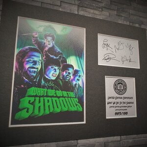 Pu&ograve; includere: Un poster incorniciato per la serie TV "What We Do in the Shadows" con i personaggi principali. Il poster ha uno schema di colori verde e nero e il titolo &egrave; in grassetto, verde. Il poster &egrave; firmato dal cast e include un certificato di edizione limitata.