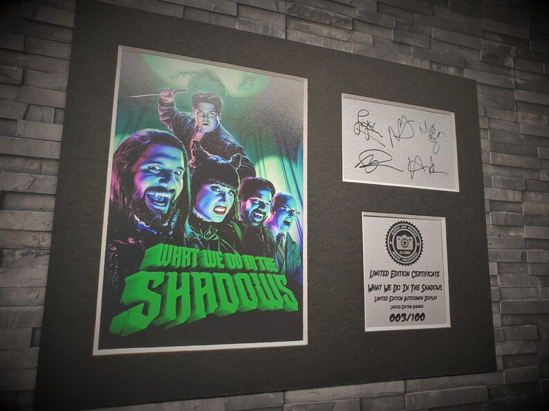 Pu&ograve; includere: Un poster incorniciato per la serie TV "What We Do in the Shadows" con i personaggi principali. Il poster ha uno schema di colori verde e nero e il titolo &egrave; in grassetto, verde. Il poster &egrave; firmato dal cast e include un certificato di edizione limitata.