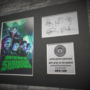 Pu&ograve; includere: Un poster del film "What We Do in the Shadows" incorniciato con i personaggi principali. Il poster &egrave; firmato dai membri del cast. &Egrave; incluso un certificato di autenticit&agrave;, che indica che si tratta di un'esposizione di autografi in edizione limitata, numerata 003/100.