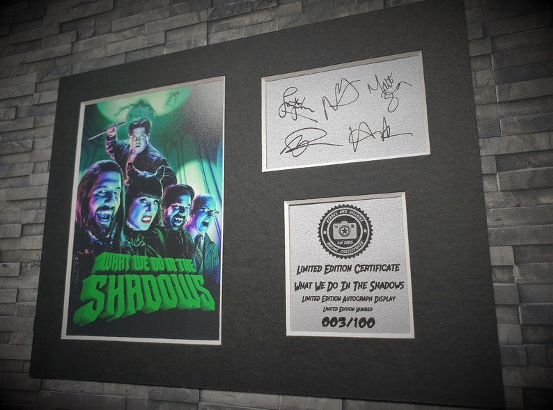 Pu&ograve; includere: Un poster del film "What We Do in the Shadows" incorniciato con i personaggi principali. Il poster &egrave; firmato dai membri del cast. &Egrave; incluso un certificato di autenticit&agrave;, che indica che si tratta di un'esposizione di autografi in edizione limitata, numerata 003/100.