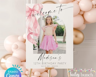 Plantilla de cartel de bienvenida de cumpleaños editable en Canva, descarga digital, decoración de fiesta, entrada, exhibición, lazo rosa, coqueta, estética, preadolescente.