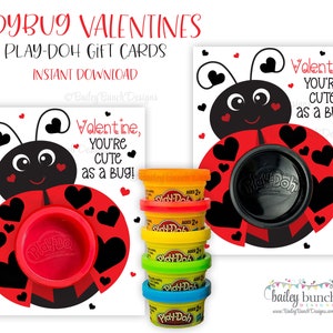 Puede incluir: Tarjeta de San Valentín imprimible con una mariquita con alas rojas y manchas negras. La tarjeta incluye el texto "Valentine, You're Cute as a Bug!" y un espacio para un contenedor de Play-Doh.