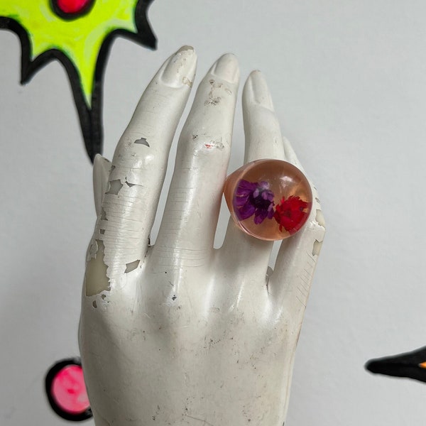 Vintage 60s 70s | Psychedelic Groovy Chunky Neon Pink Plastic Dried Flower Ring