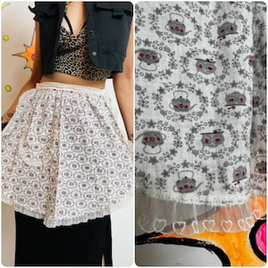 Vintage witte schort met kanten rand en zak – Cottagecore keukenaccessoire