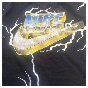 Camiseta Nike World Order Lightning Bolts, artículo de colección raro, estilo deportivo urbano, talla XL imagen 3