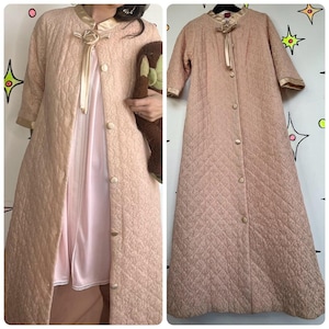 Bata de casa tipo babydoll acolchada rosa pastel estilo vintage de los años 50 y 60. Talla S.