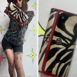 Brighton Geldbörsen-Clutch mit Zebramuster | Y2K McBling Trashy Chic Glam Organizer