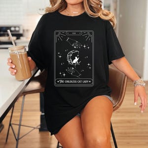 Kinderlose Katzenlady Tarot-Karte T-Shirt - Komfort Farben, feministisches T-Shirt, Politische demokrat Shirt, Starke Frauen Geschenk, Freigeistige Kleidung