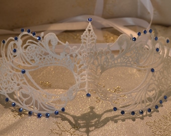 Weiße Masquerade Maske: Sapphire Strasssteine, Satinbänder