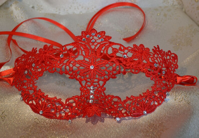 Red Masquerade Mask /& Diamante Satin Ribbon Ties Halloween Masquerade Balls Weddings New Year/'s Party Valentine/'s Gift Christmas Party