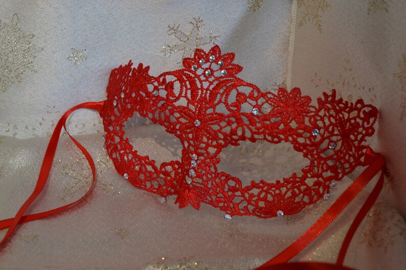 Red Masquerade Mask /& Diamante Satin Ribbon Ties Halloween Masquerade Balls Weddings New Year/'s Party Valentine/'s Gift Christmas Party
