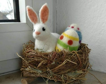 supersüßer Osterhase mit bunten Eiern im Nest, aus Filzwolle gefilzt mit Nest, Hase aus Filz, Ostern, Osterdekoration, Osterdeko, Eier