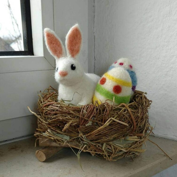 supersüßer Osterhase mit bunten Eiern im Nest, aus Filzwolle gefilzt mit Nest, Hase aus Filz, Ostern, Osterdekoration, Osterdeko, Eier